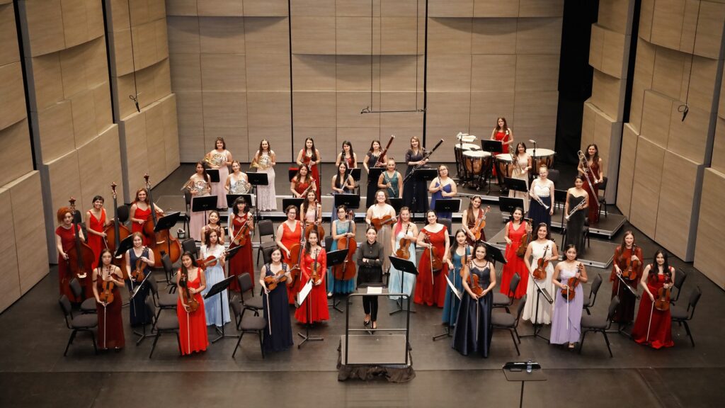 Grupo de mujeres músicas en presentación en escenario